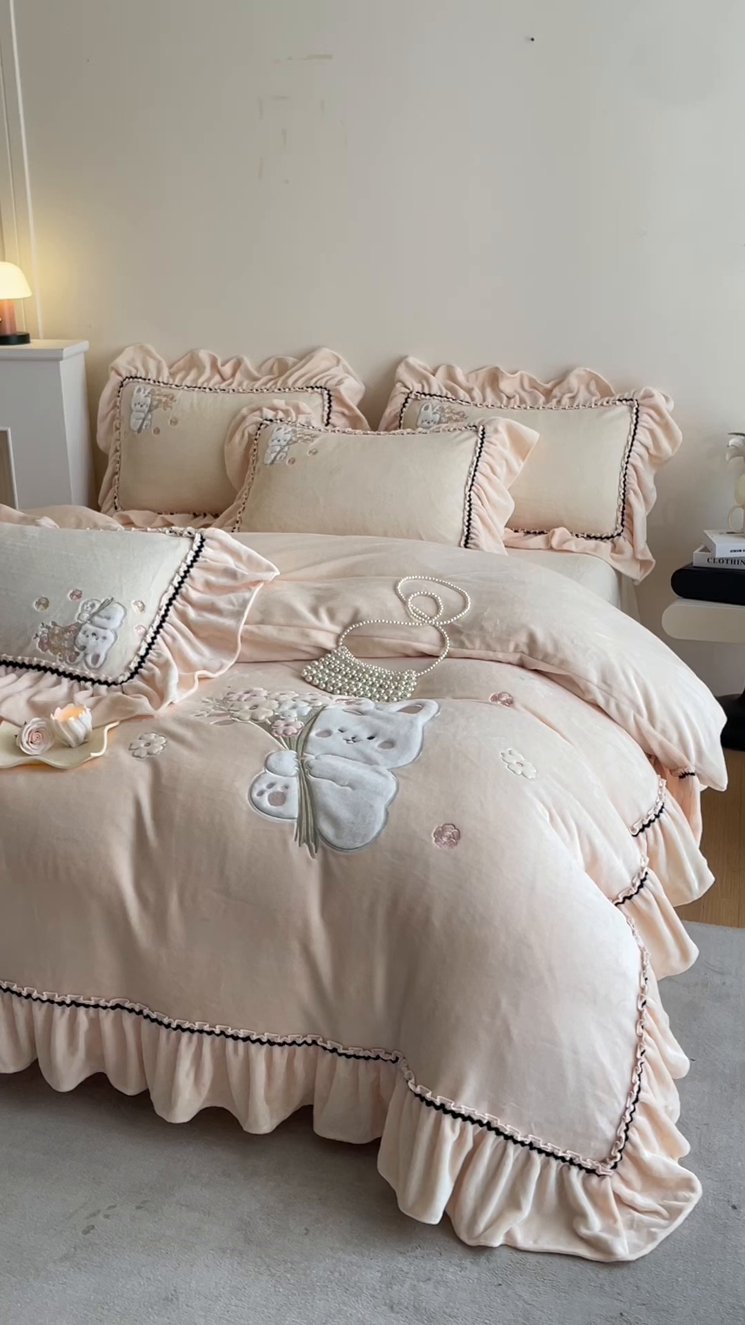 91家纺网 家纺一手货源 找家纺 畅畅家纺 2025新款轻奢高档冬季工艺款牛奶绒毛巾绣床单床笠四件套 梦境-浅米黄