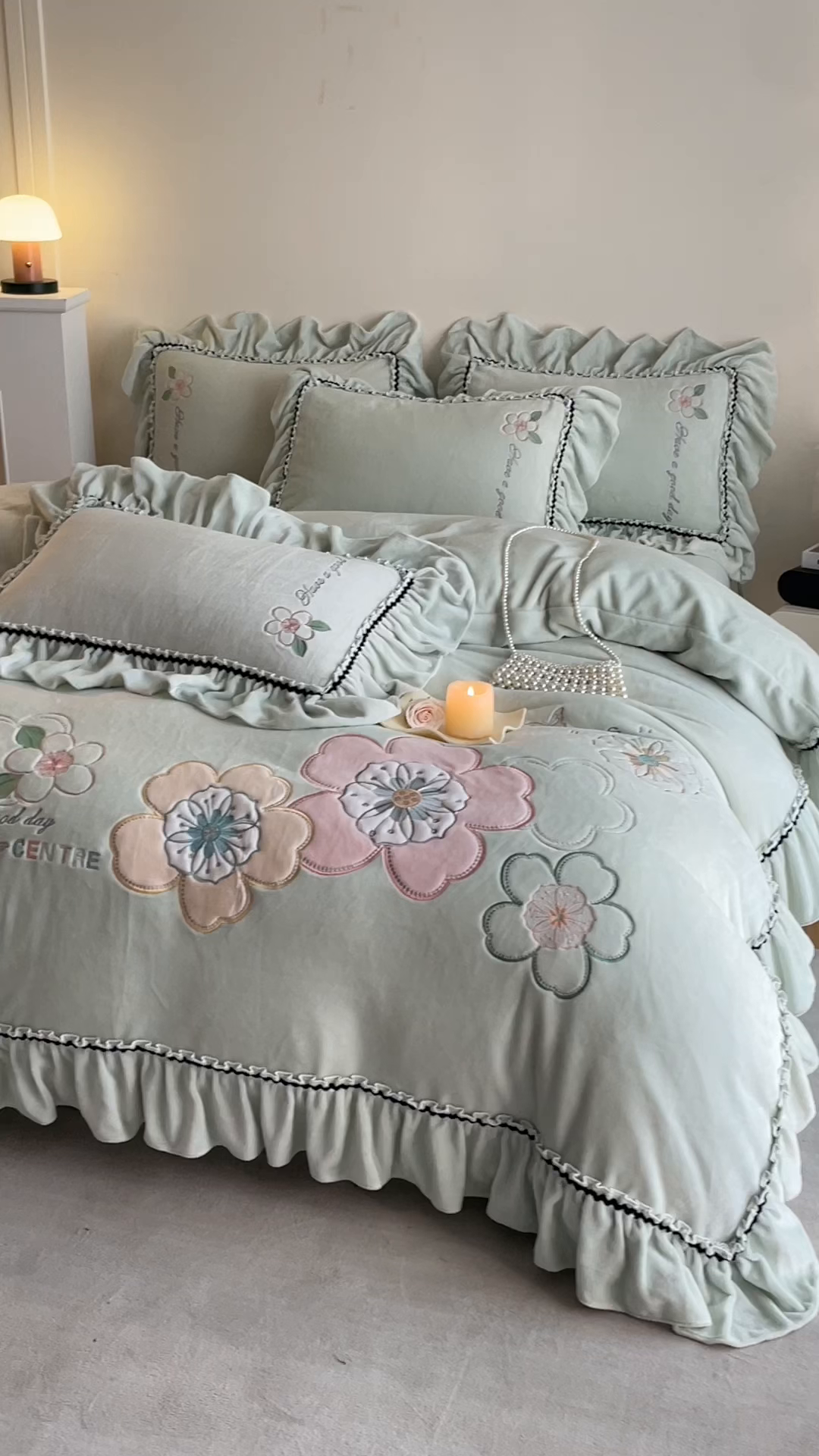 91家纺网 家纺一手货源 找家纺 畅畅家纺 2025新款轻奢高档冬季工艺款牛奶绒毛巾绣床单床笠四件套 花韵-青柠绿