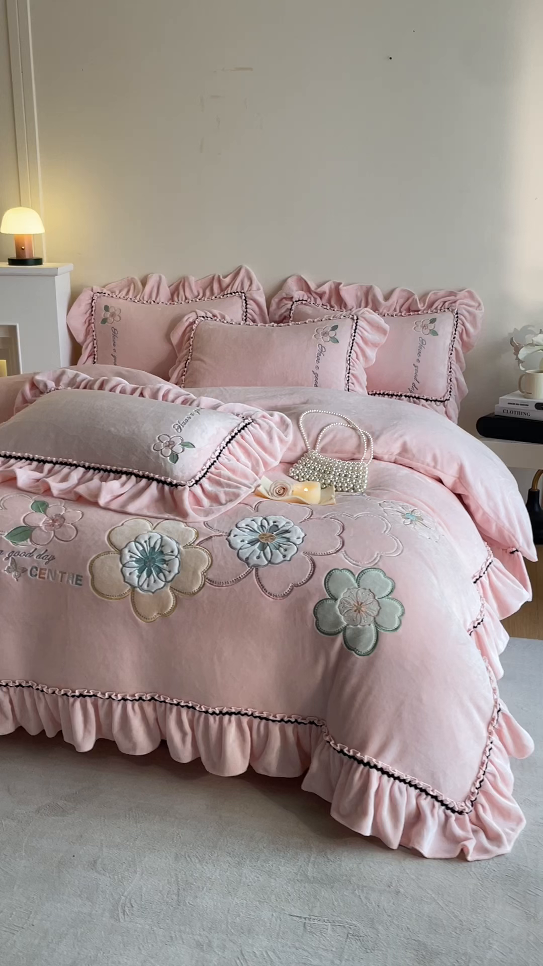 91家纺网 家纺一手货源 找家纺 畅畅家纺 2025新款轻奢高档冬季工艺款牛奶绒毛巾绣床单床笠四件套 花韵-樱花粉