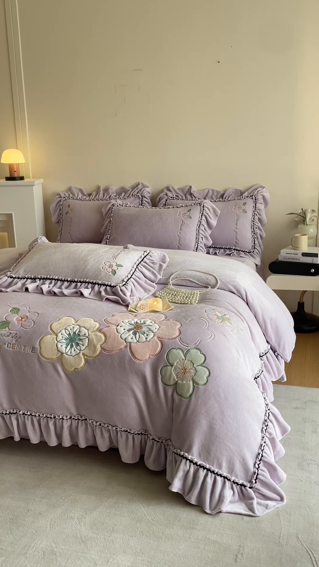 91家纺网 家纺一手货源 找家纺 畅畅家纺 2025新款轻奢高档冬季工艺款牛奶绒毛巾绣床单床笠四件套 花韵-浅紫