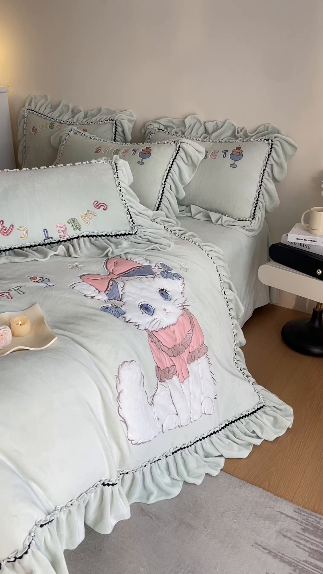 91家纺网 家纺一手货源 找家纺 畅畅家纺 2025新款轻奢高档冬季工艺款牛奶绒毛巾绣床单床笠四件套 蜜语-青柠绿