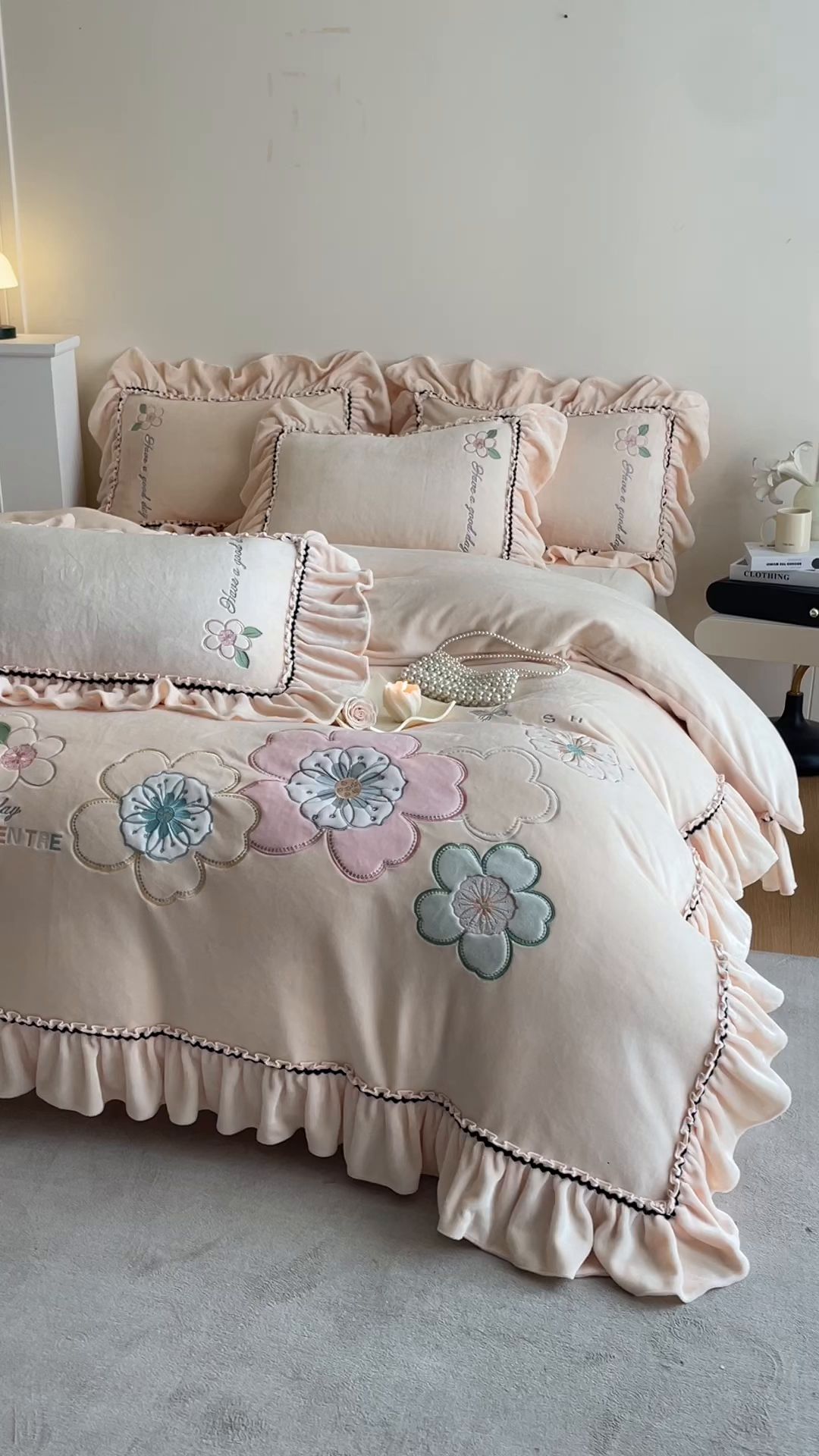 91家纺网 家纺一手货源 找家纺 畅畅家纺 2025新款轻奢高档冬季工艺款牛奶绒毛巾绣床单床笠四件套 花韵-浅米黄