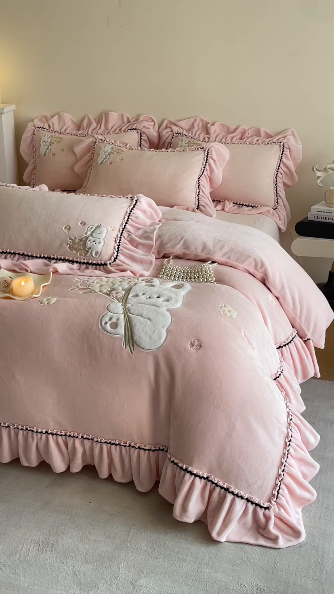 91家纺网 家纺一手货源 找家纺 畅畅家纺 2025新款轻奢高档冬季工艺款牛奶绒毛巾绣床单床笠四件套 梦境-樱花粉