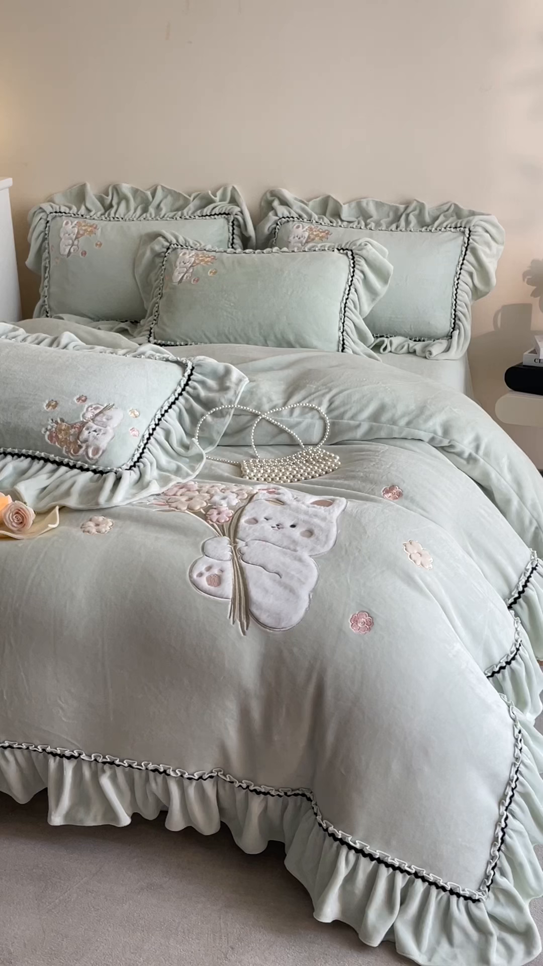 91家纺网 家纺一手货源 找家纺 畅畅家纺 2025新款轻奢高档冬季工艺款牛奶绒毛巾绣床单床笠四件套 梦境-青柠绿