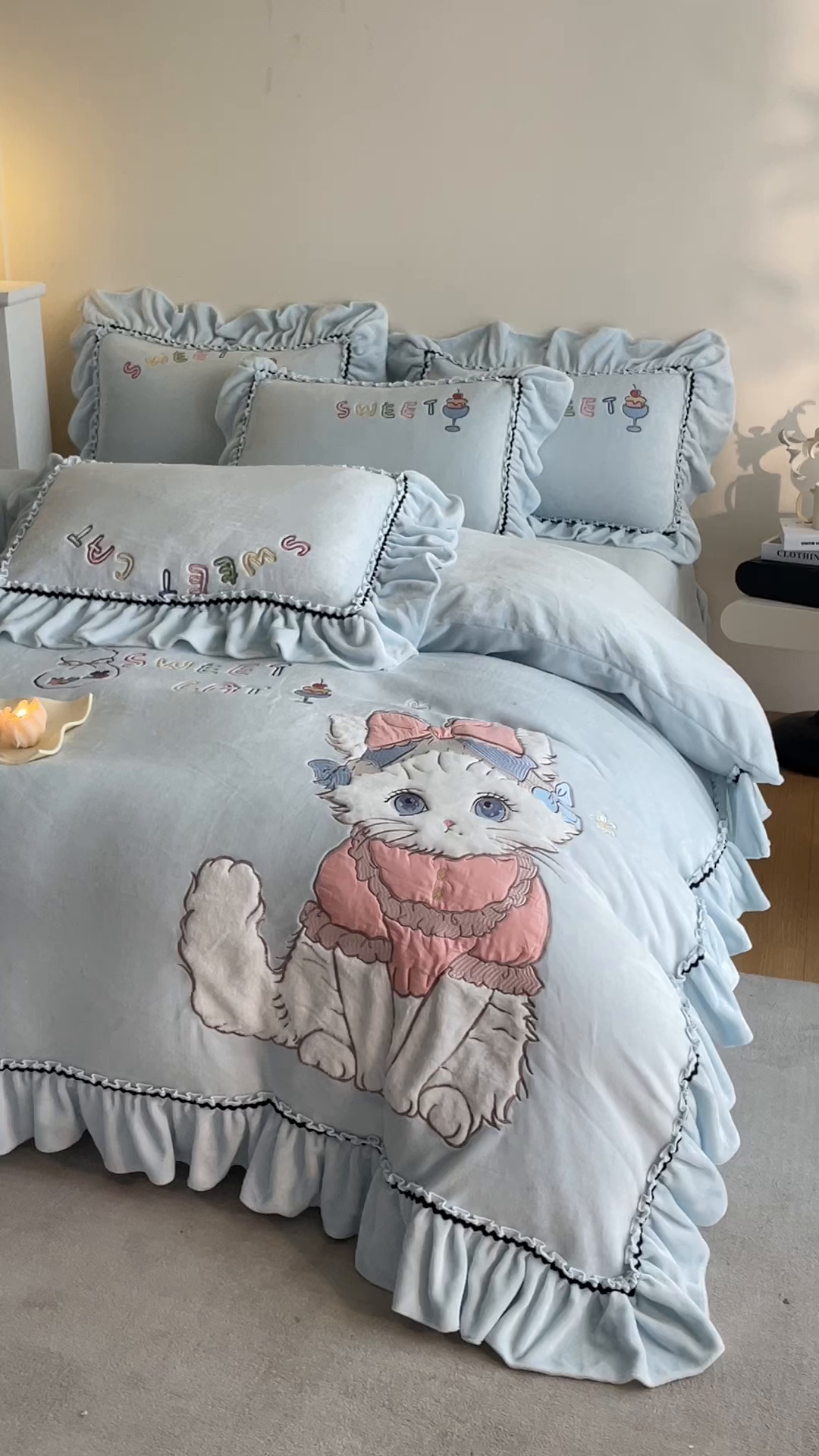 91家纺网 家纺一手货源 找家纺 畅畅家纺 2025新款轻奢高档冬季工艺款牛奶绒毛巾绣床单床笠四件套 蜜语-浅蓝