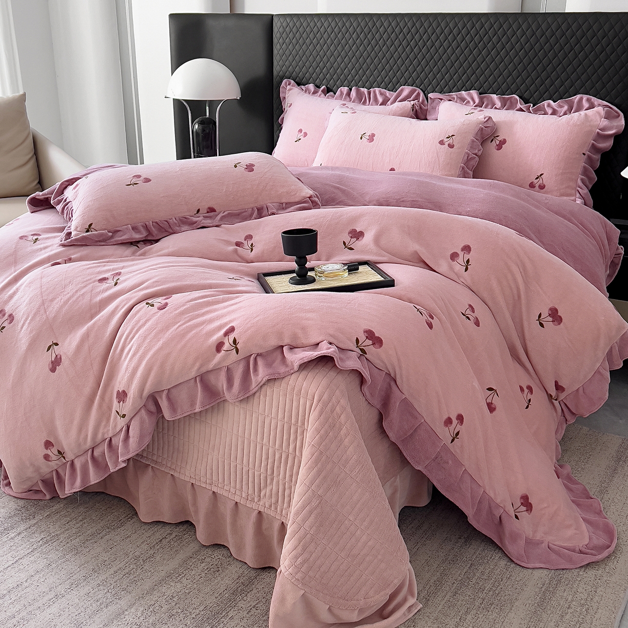 找底底家纺 2025新款花边9-10斤牛奶绒床盖款四件套 小樱桃