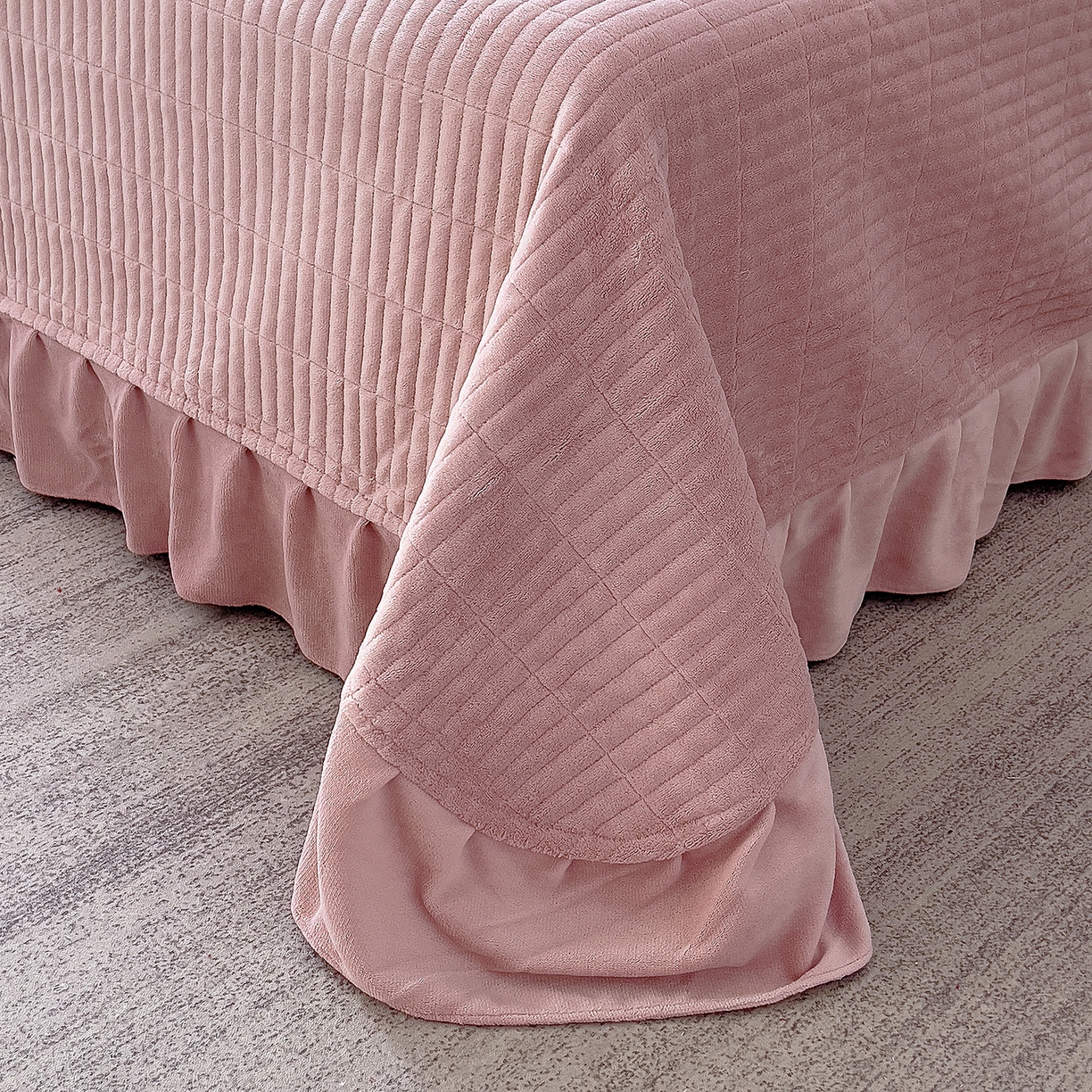 91家纺网 家纺一手货源 找家纺 找底底家纺 2025新款花边9-10斤牛奶绒床盖款四件套 小樱桃