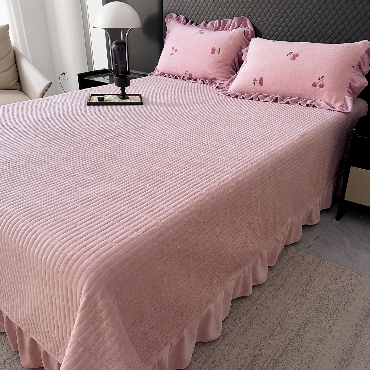 91家纺网 家纺一手货源 找家纺 找底底家纺 2025新款花边9-10斤牛奶绒床盖款四件套 小樱桃