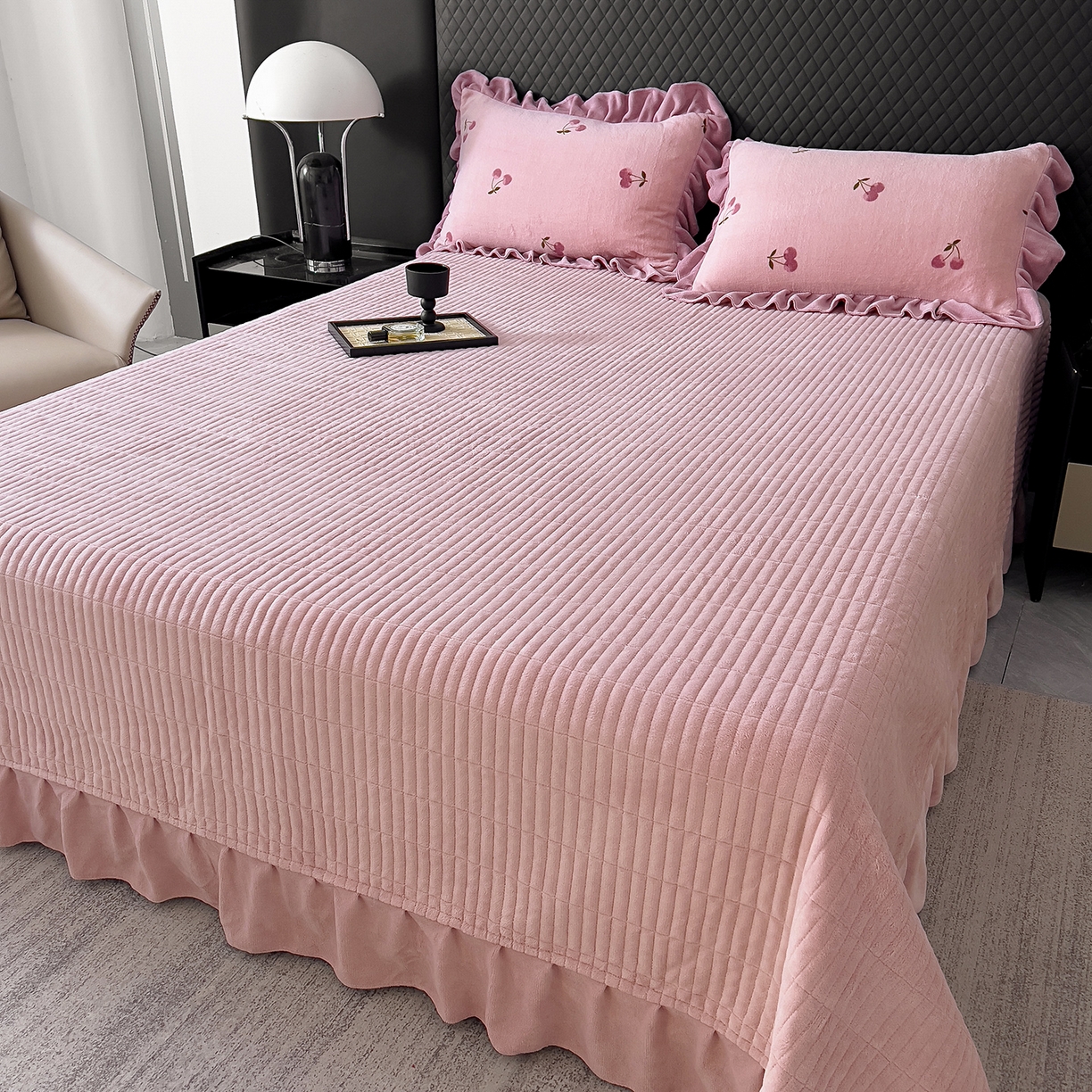 91家纺网 家纺一手货源 找家纺 找底底家纺 2025新款花边9-10斤牛奶绒床盖款四件套 小樱桃