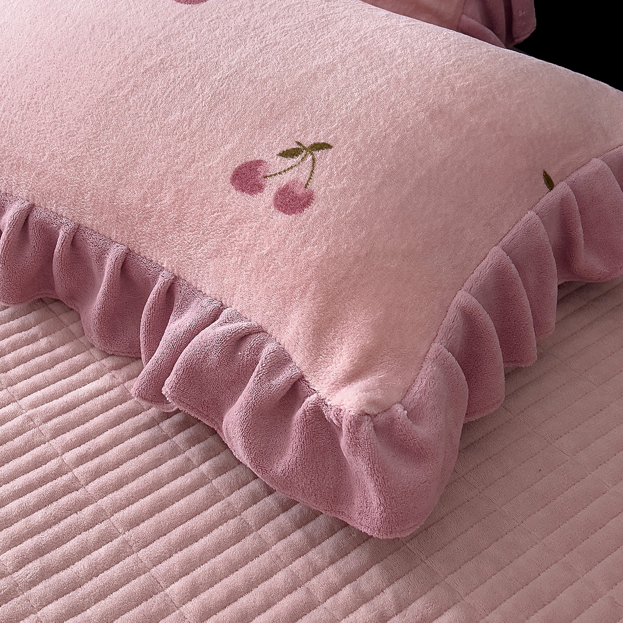 91家纺网 家纺一手货源 找家纺 找底底家纺 2025新款花边9-10斤牛奶绒床盖款四件套 小樱桃