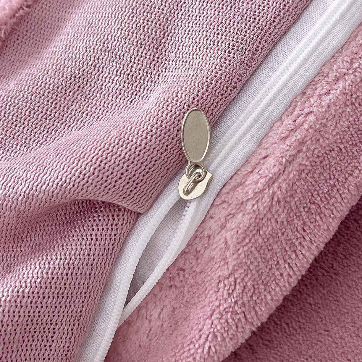 91家纺网 家纺一手货源 找家纺 找底底家纺 2025新款花边9-10斤牛奶绒床盖款四件套 小樱桃