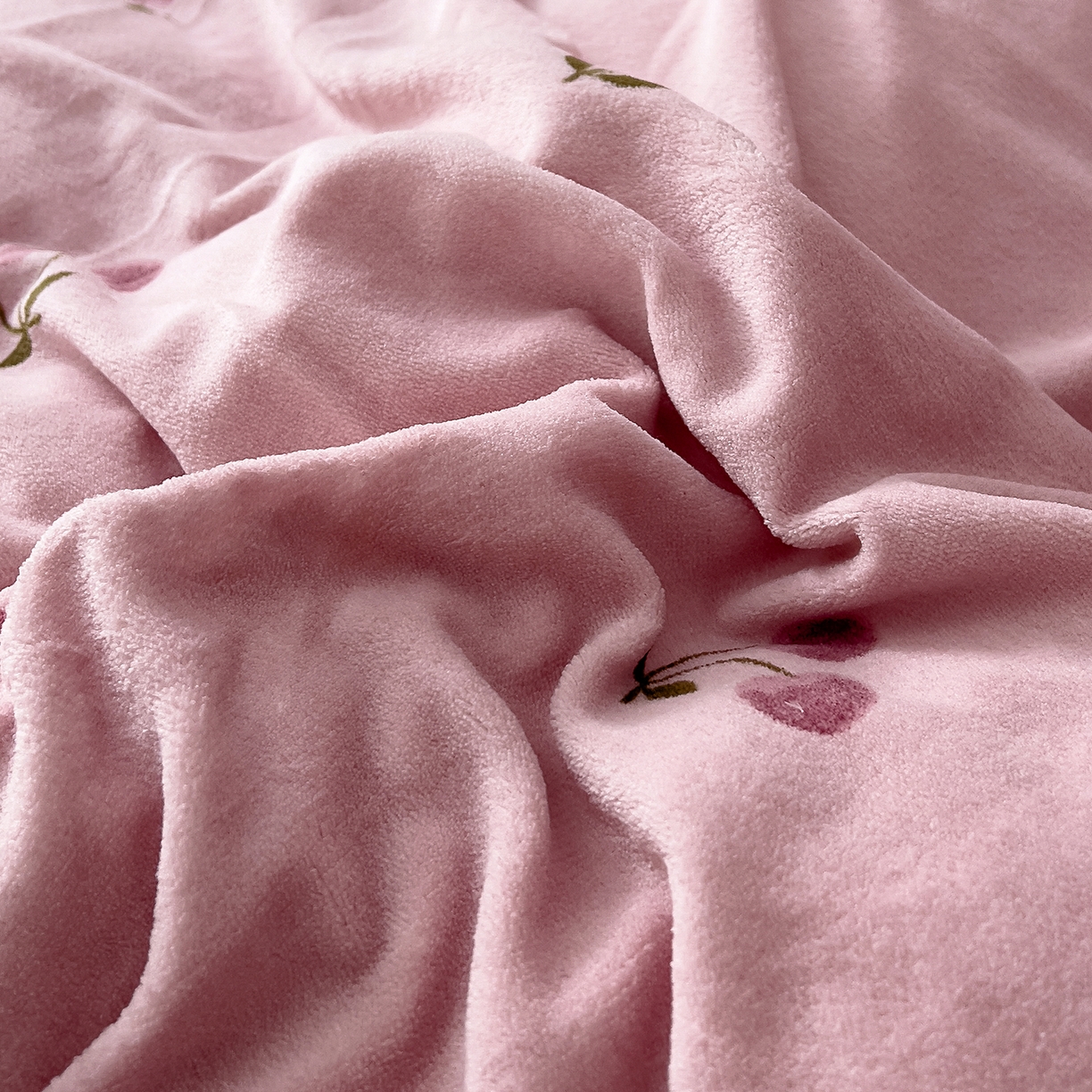 91家纺网 家纺一手货源 找家纺 找底底家纺 2025新款花边9-10斤牛奶绒床盖款四件套 小樱桃