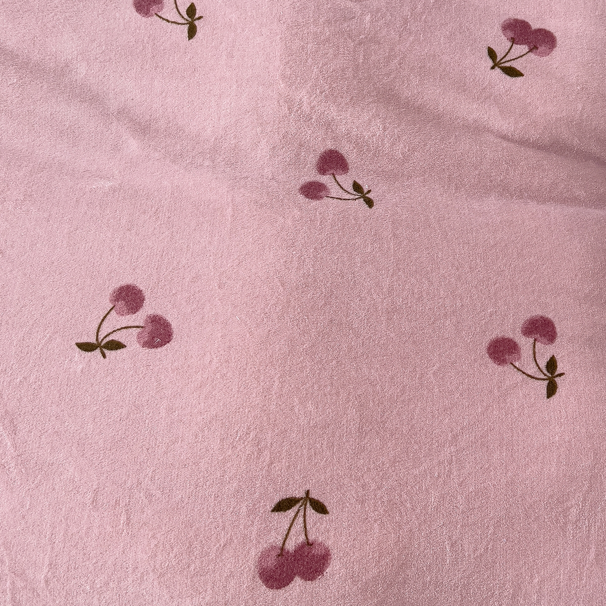 91家纺网 家纺一手货源 找家纺 找底底家纺 2025新款花边9-10斤牛奶绒床盖款四件套 小樱桃