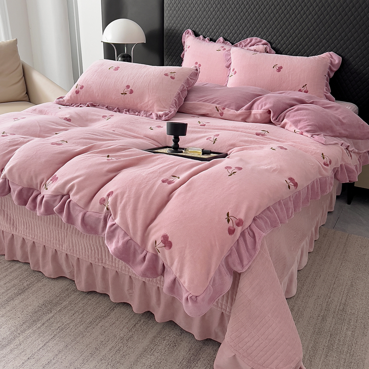 91家纺网 家纺一手货源 找家纺 找底底家纺 2025新款花边9-10斤牛奶绒床盖款四件套 小樱桃