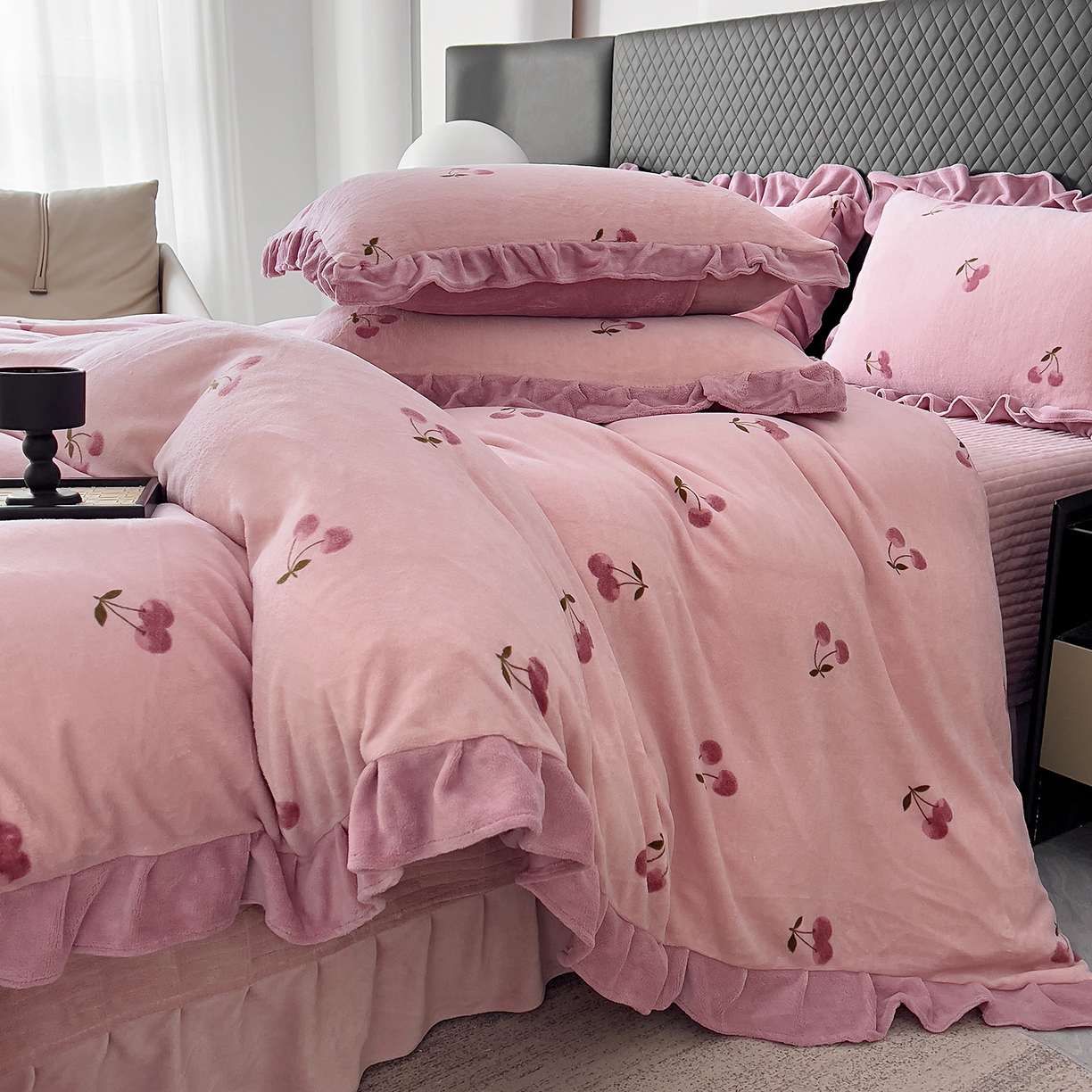 91家纺网 家纺一手货源 找家纺 找底底家纺 2025新款花边9-10斤牛奶绒床盖款四件套 小樱桃