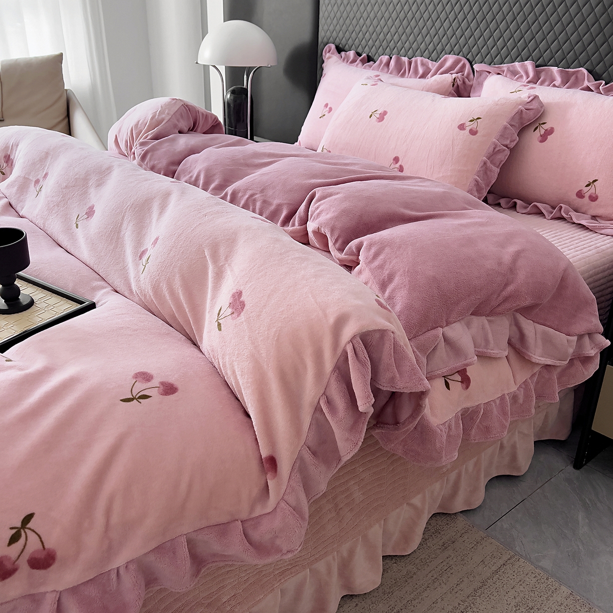 91家纺网 家纺一手货源 找家纺 找底底家纺 2025新款花边9-10斤牛奶绒床盖款四件套 小樱桃