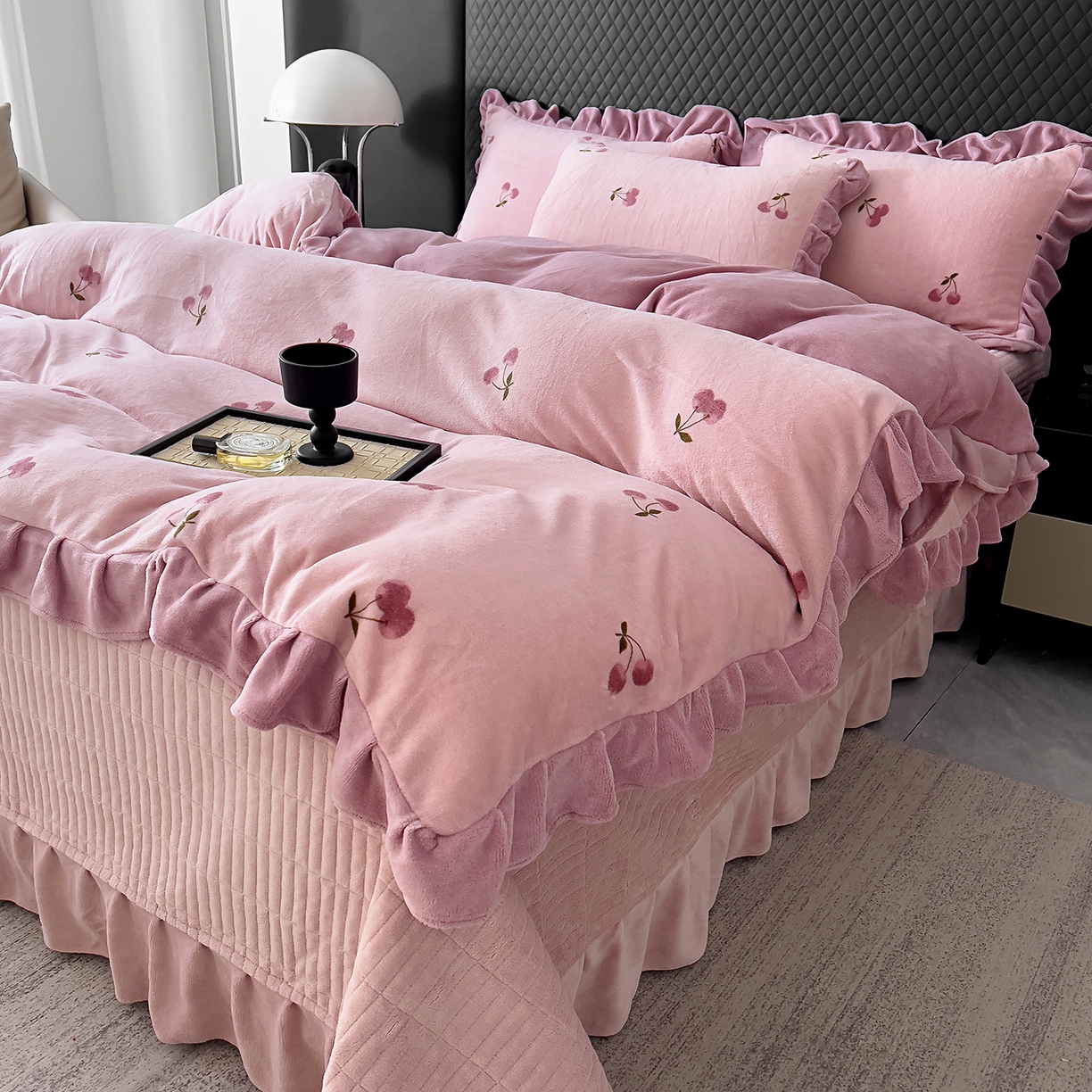 91家纺网 家纺一手货源 找家纺 找底底家纺 2025新款花边9-10斤牛奶绒床盖款四件套 小樱桃