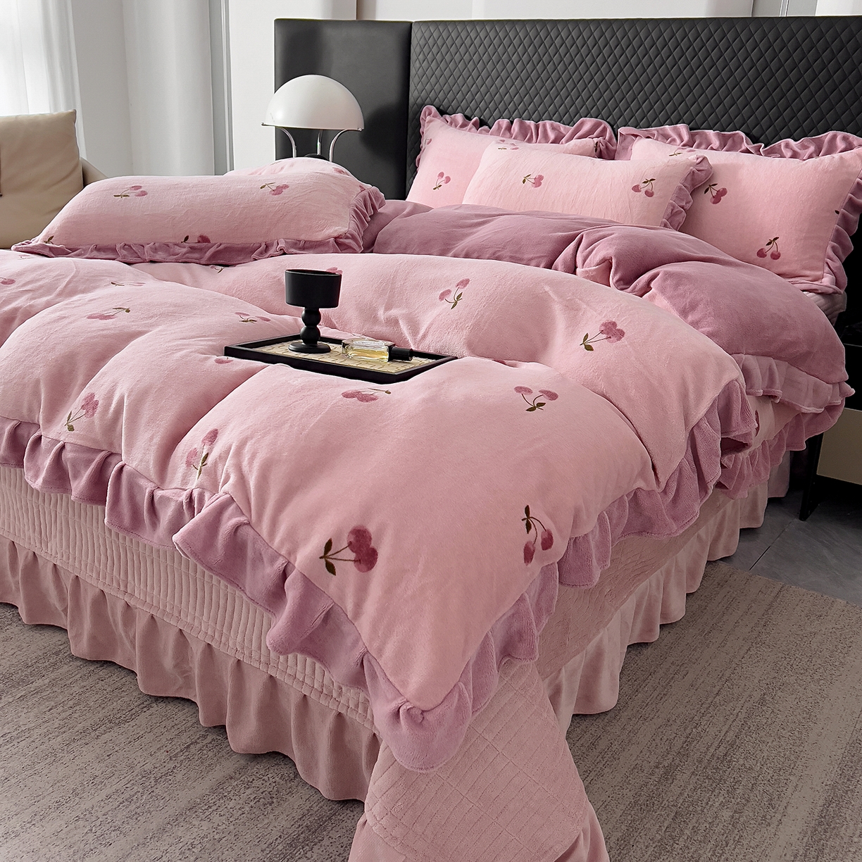 91家纺网 家纺一手货源 找家纺 找底底家纺 2025新款花边9-10斤牛奶绒床盖款四件套 小樱桃