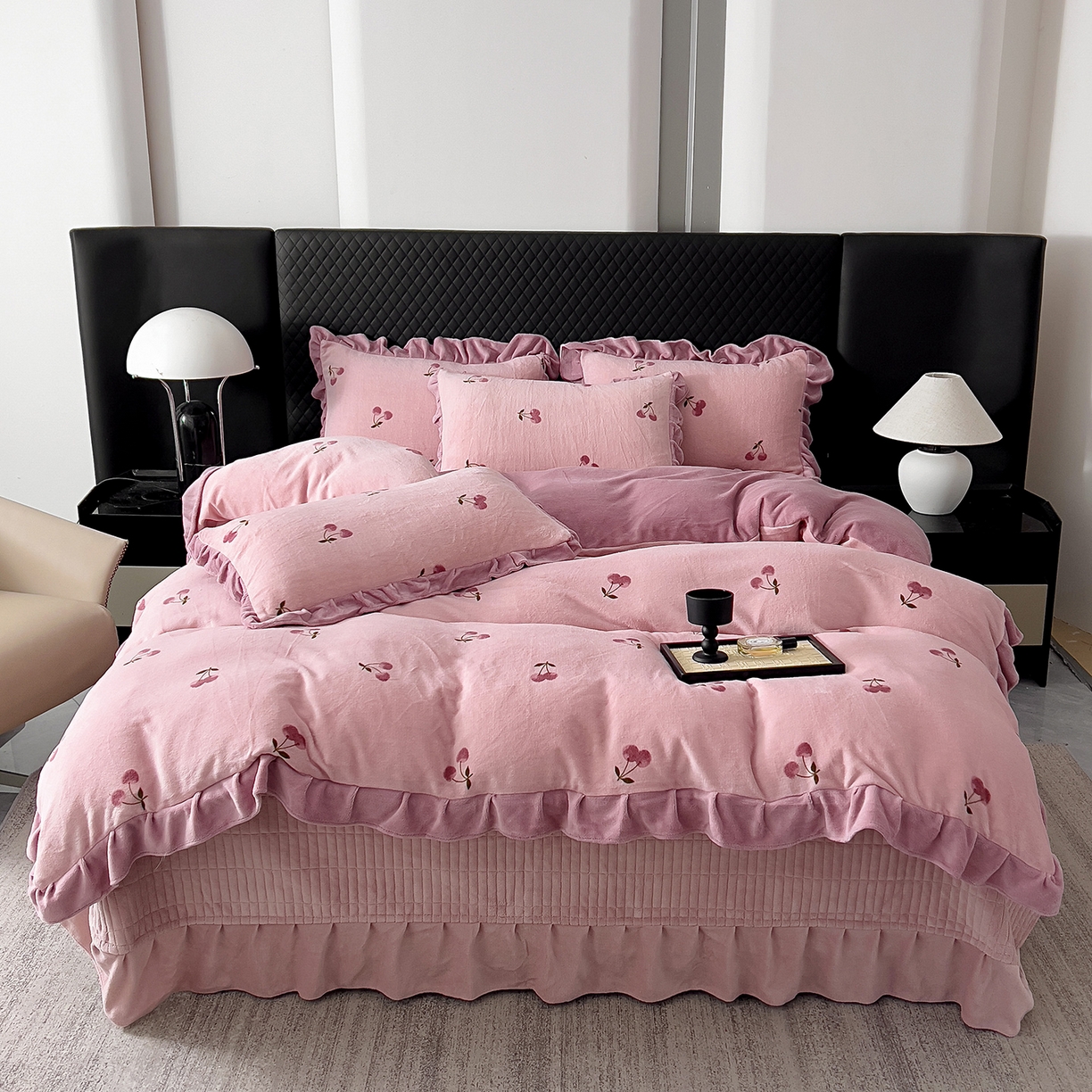 91家纺网 家纺一手货源 找家纺 找底底家纺 2025新款花边9-10斤牛奶绒床盖款四件套 小樱桃