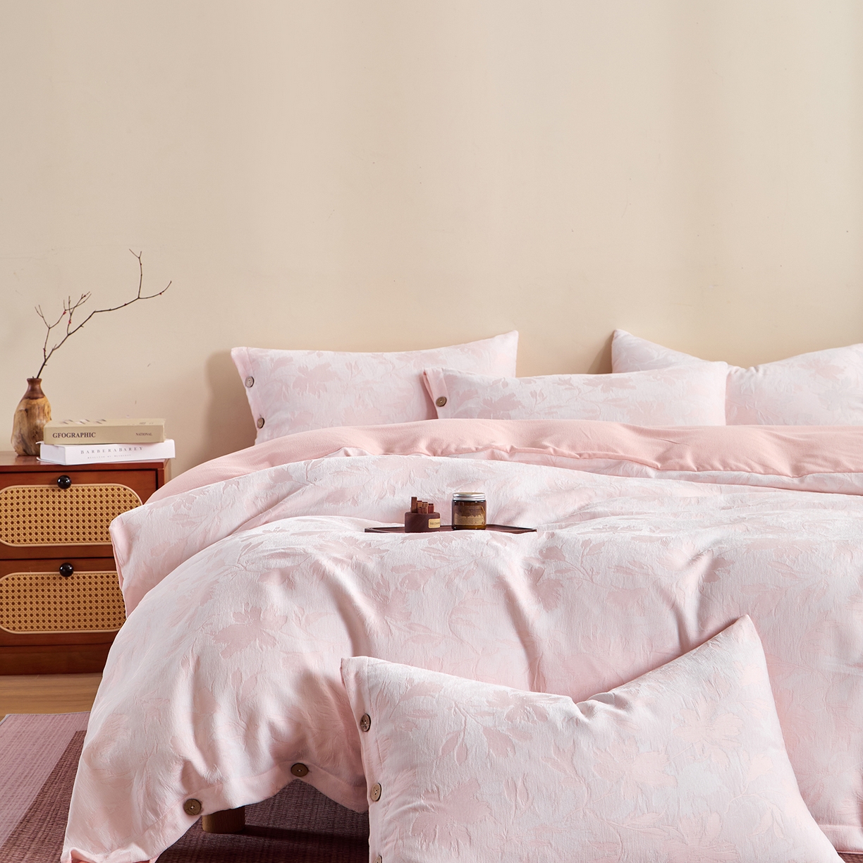 91家纺网 家纺一手货源 找家纺 九沐良品 2025新款雪尼尔棉绒大提花四件套 蜂鸣半夏-淡绯