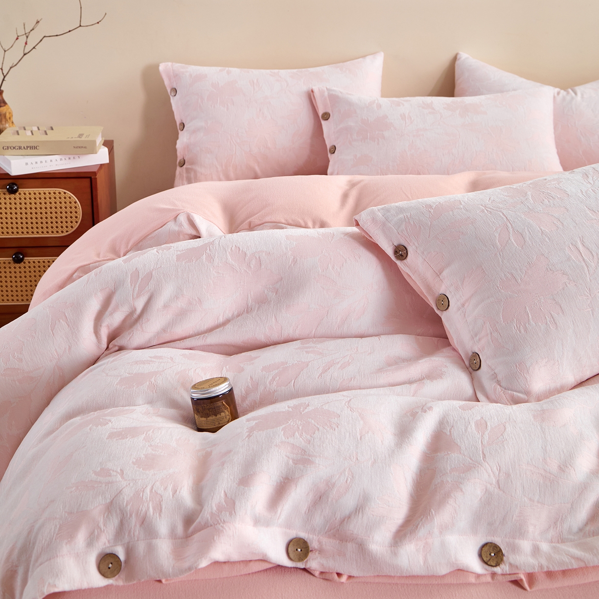 91家纺网 家纺一手货源 找家纺 九沐良品 2025新款雪尼尔棉绒大提花四件套 蜂鸣半夏-淡绯