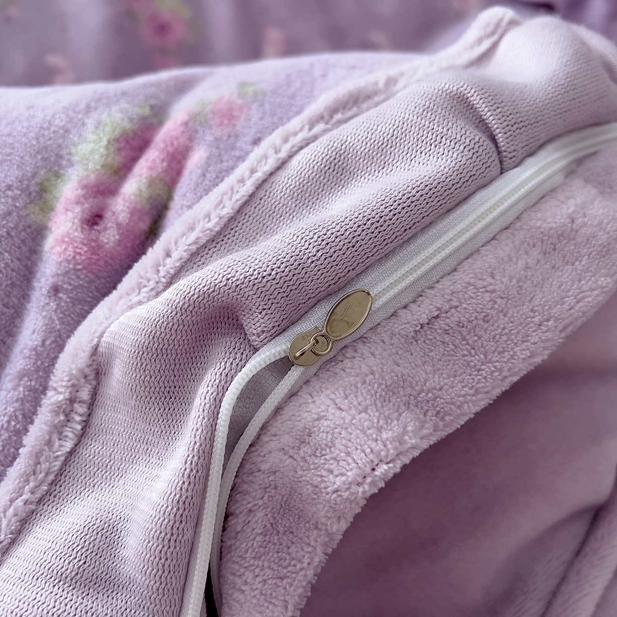 91家纺网 家纺一手货源 找家纺 找底底家纺 2025新款花边9-10斤牛奶绒床盖款四件套 紫蔻