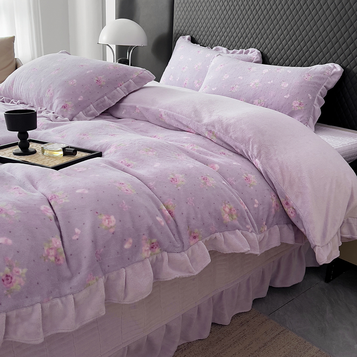 91家纺网 家纺一手货源 找家纺 找底底家纺 2025新款花边9-10斤牛奶绒床盖款四件套 紫蔻