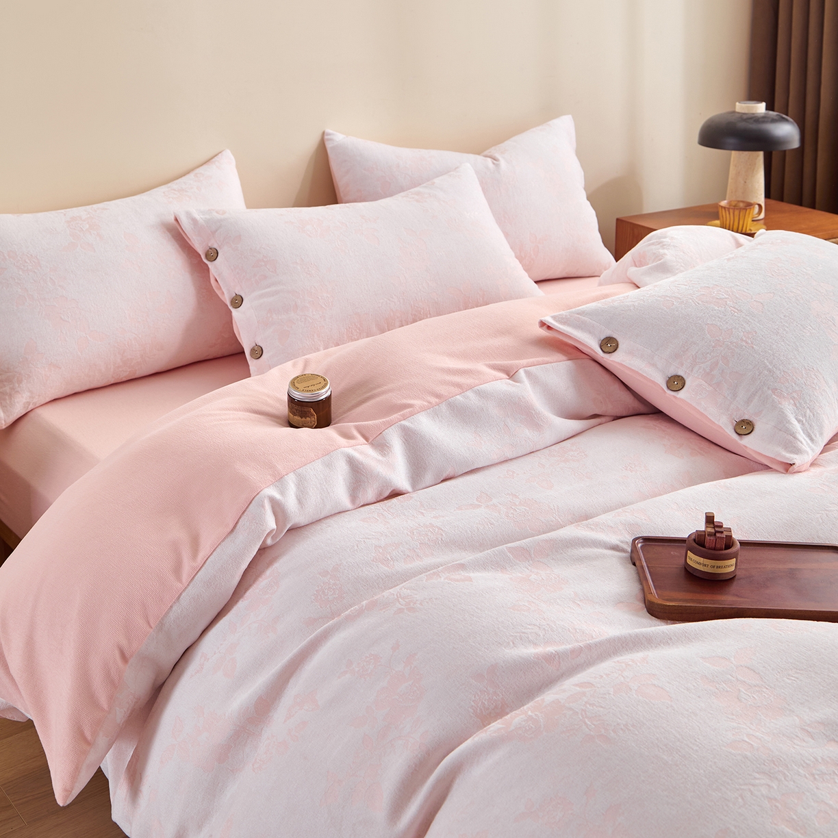 91家纺网 家纺一手货源 找家纺 九沐良品 2025新款雪尼尔棉绒大提花四件套 玫瑰森林-淡绯