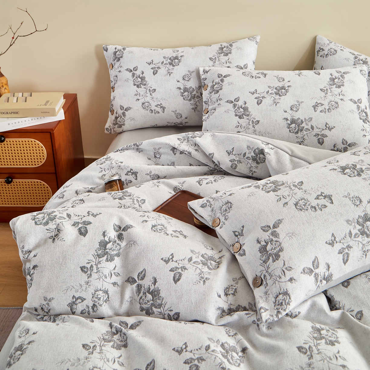 91家纺网 家纺一手货源 找家纺 九沐良品 2025新款雪尼尔棉绒大提花四件套 玫瑰森林-魅影黑