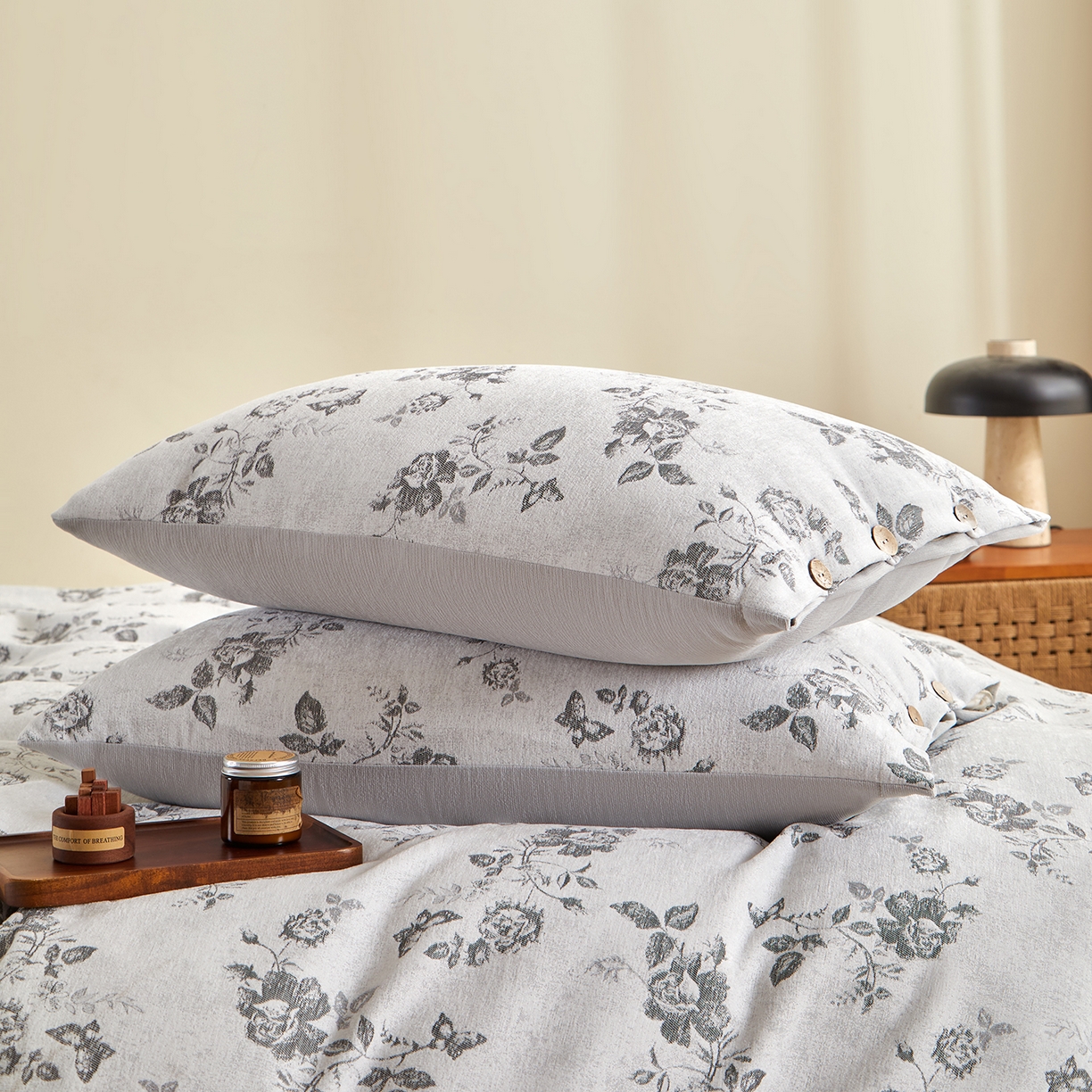 91家纺网 家纺一手货源 找家纺 九沐良品 2025新款雪尼尔棉绒大提花四件套 玫瑰森林-魅影黑