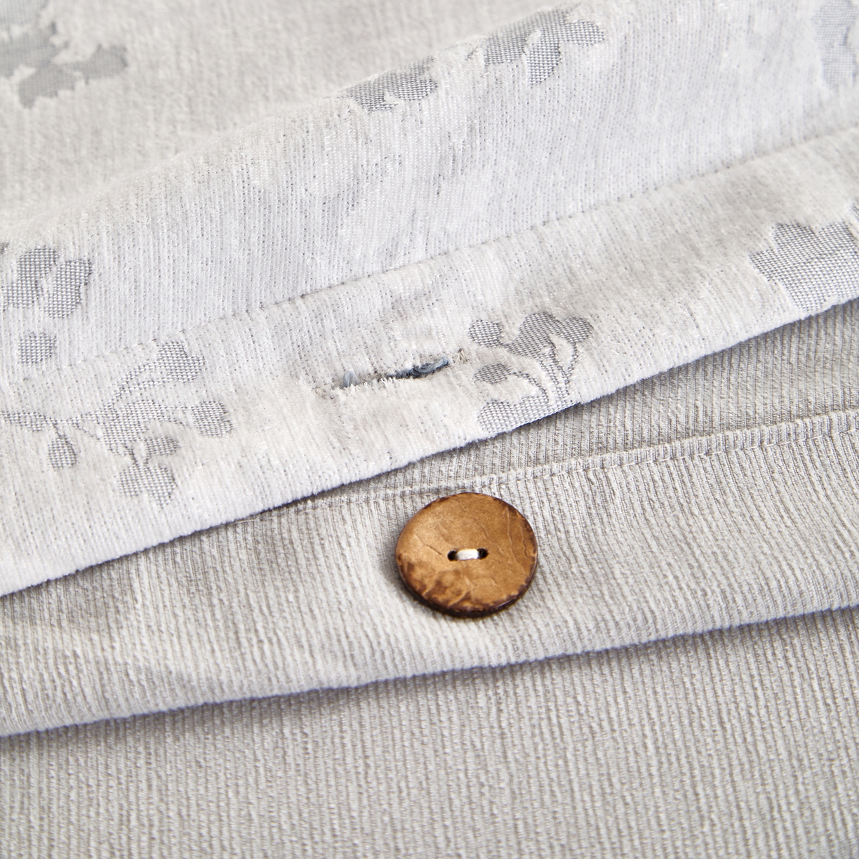 91家纺网 家纺一手货源 找家纺 九沐良品 2025新款雪尼尔棉绒大提花四件套 樱花雨梦-兰灰