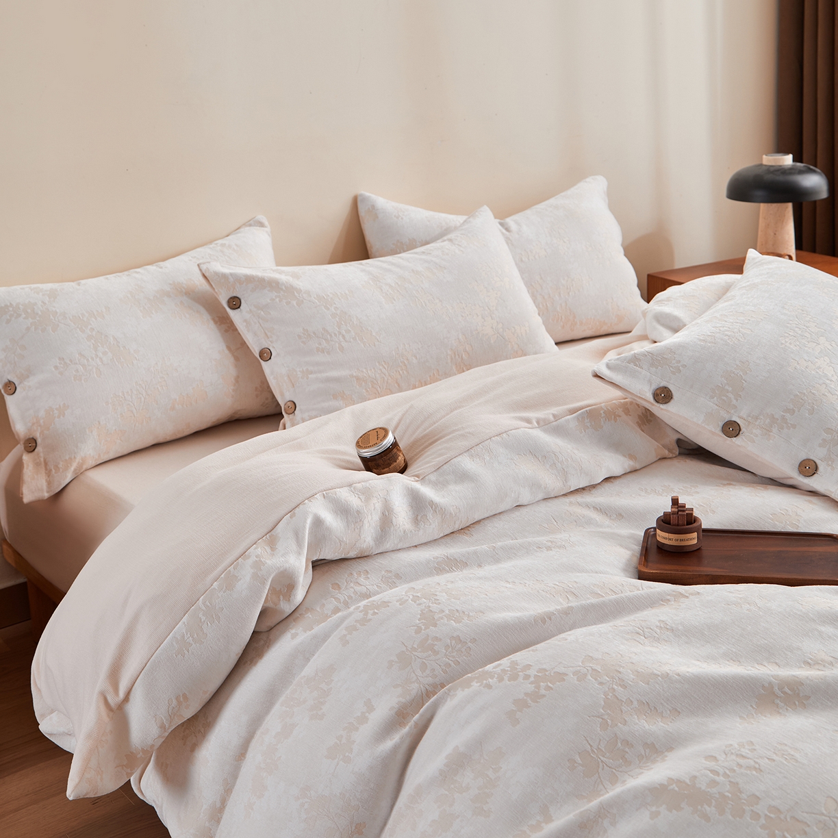 91家纺网 家纺一手货源 找家纺 九沐良品 2025新款雪尼尔棉绒大提花四件套 樱花雨梦-小麦色