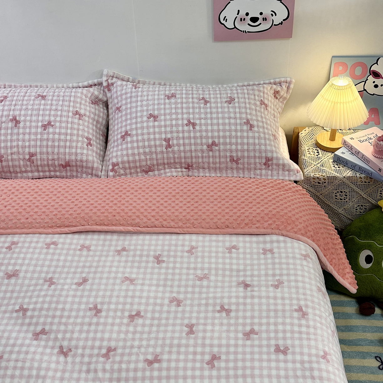 91家纺网 家纺一手货源 找家纺 慕晨 2025新款牛奶绒新款印花高克重豆豆绒夹棉床盖三件被套四件套热款 粉色蝴蝶结