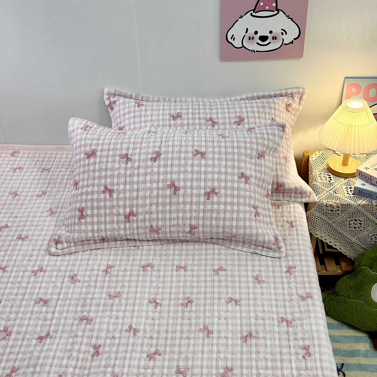 91家纺网 家纺一手货源 找家纺 慕晨 2025新款牛奶绒新款印花高克重豆豆绒夹棉床盖三件被套四件套热款 粉色蝴蝶结