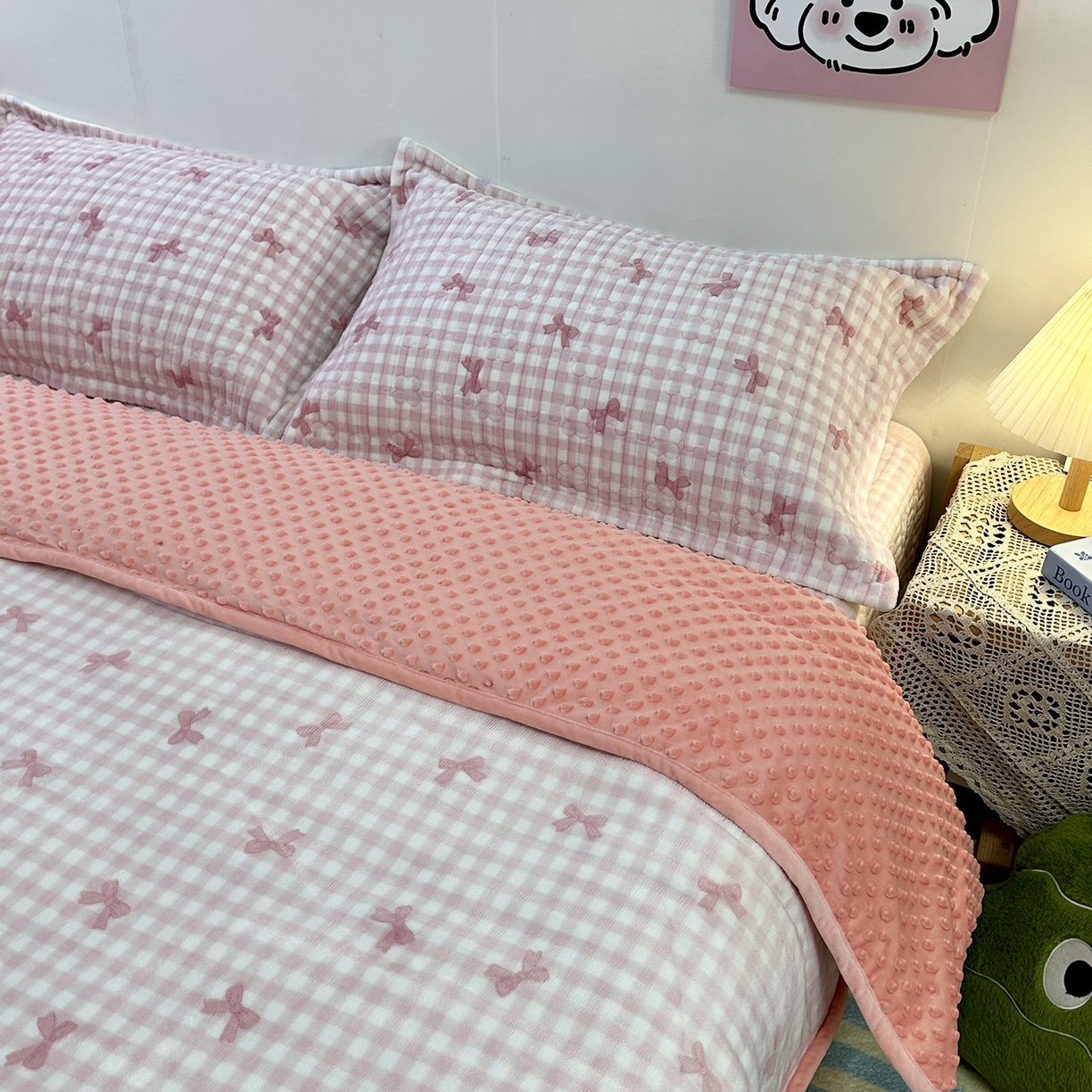 91家纺网 家纺一手货源 找家纺 慕晨 2025新款牛奶绒新款印花高克重豆豆绒夹棉床盖三件被套四件套热款 粉色蝴蝶结