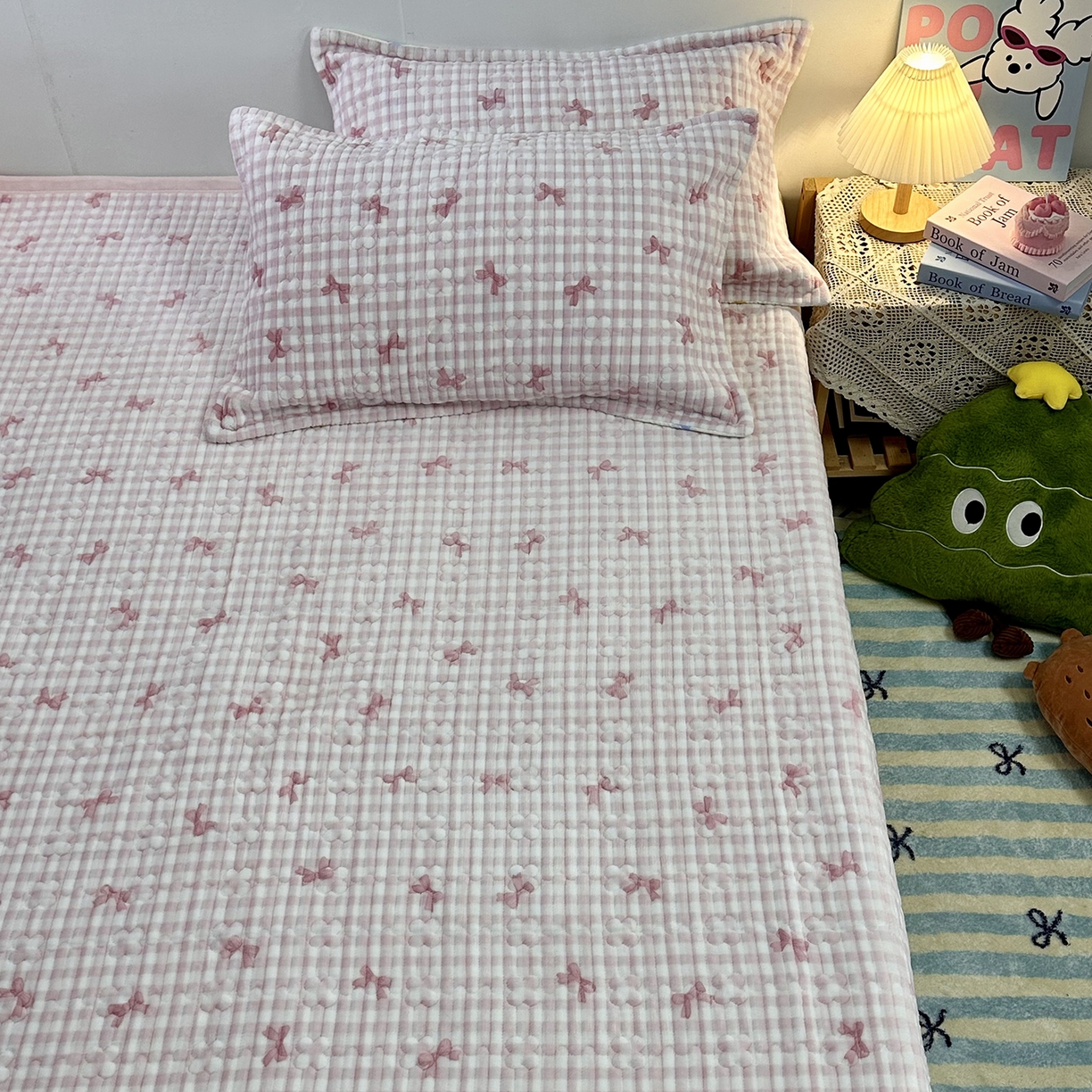 91家纺网 家纺一手货源 找家纺 慕晨 2025新款牛奶绒新款印花高克重豆豆绒夹棉床盖三件被套四件套热款 粉色蝴蝶结