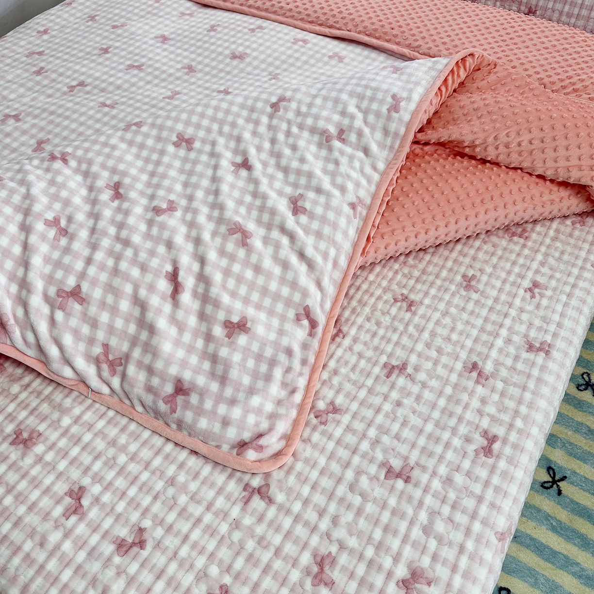 91家纺网 家纺一手货源 找家纺 慕晨 2025新款牛奶绒新款印花高克重豆豆绒夹棉床盖三件被套四件套热款 粉色蝴蝶结