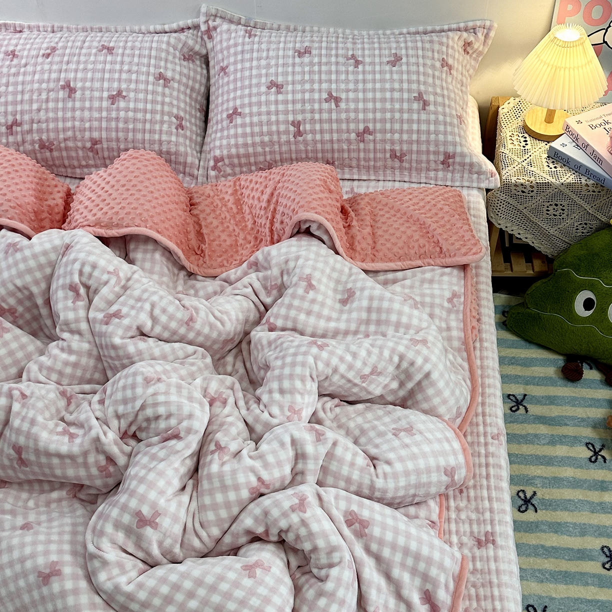 91家纺网 家纺一手货源 找家纺 慕晨 2025新款牛奶绒新款印花高克重豆豆绒夹棉床盖三件被套四件套热款 粉色蝴蝶结