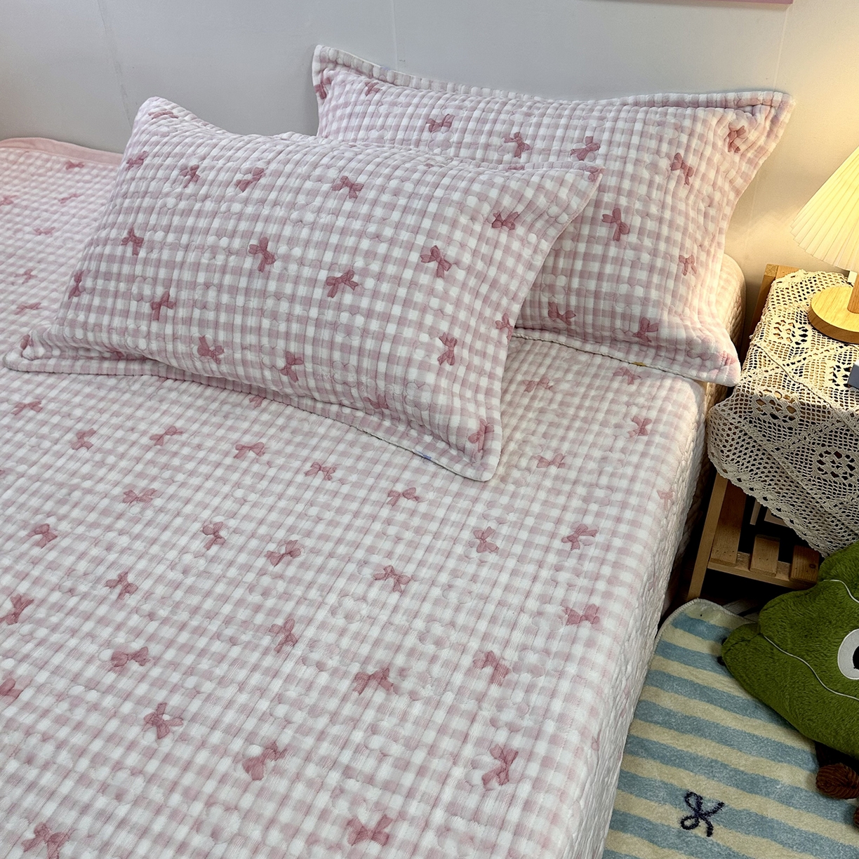 91家纺网 家纺一手货源 找家纺 慕晨 2025新款牛奶绒新款印花高克重豆豆绒夹棉床盖三件被套四件套热款 粉色蝴蝶结