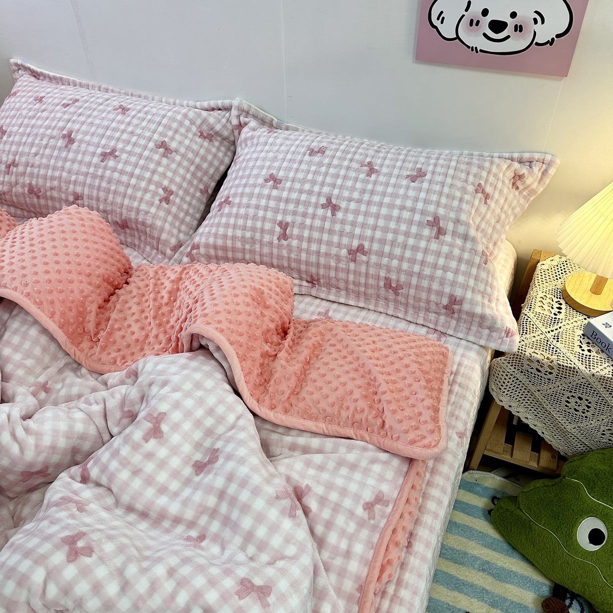 91家纺网 家纺一手货源 找家纺 慕晨 2025新款牛奶绒新款印花高克重豆豆绒夹棉床盖三件被套四件套热款 粉色蝴蝶结