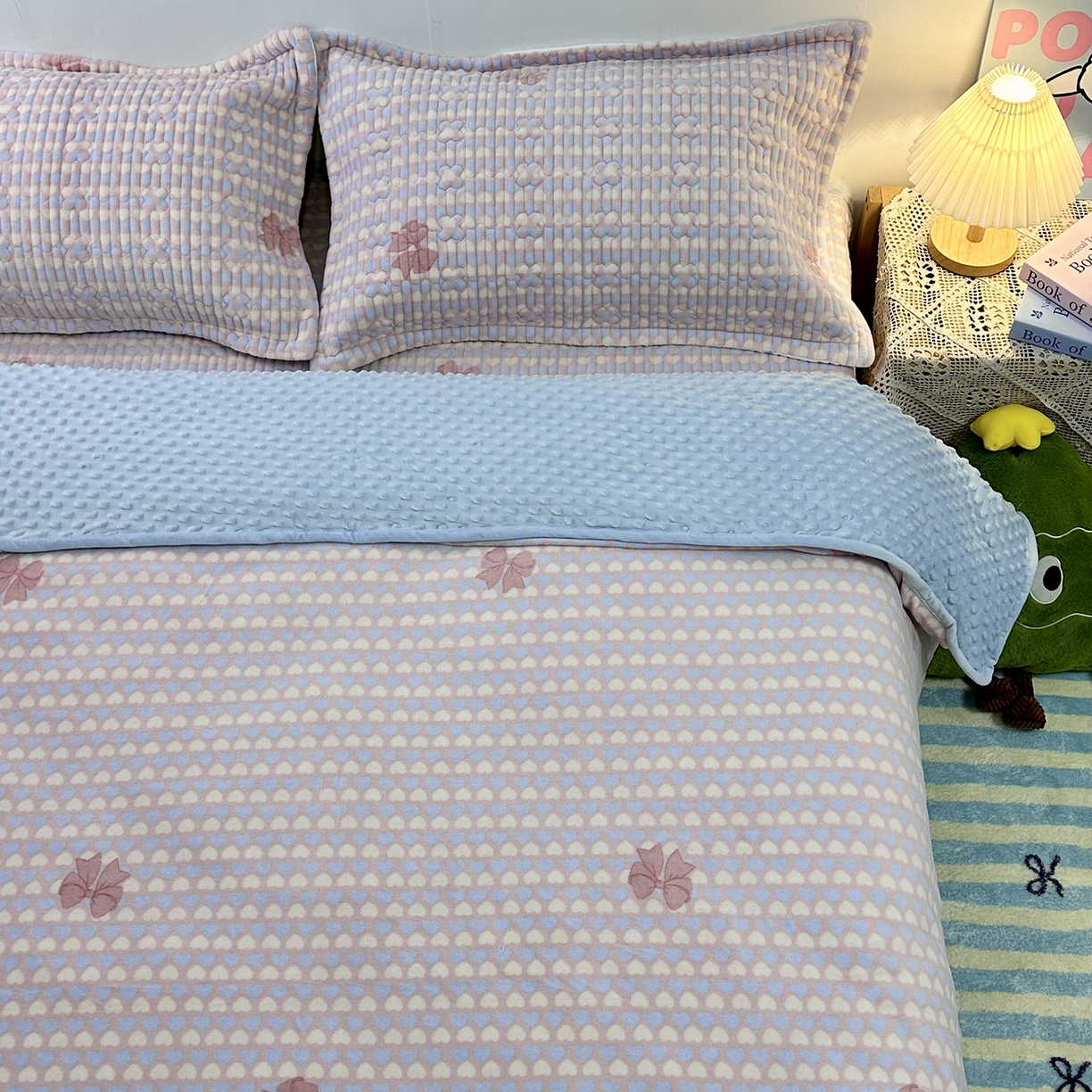 91家纺网 家纺一手货源 找家纺 慕晨 2025新款牛奶绒新款印花高克重豆豆绒夹棉床盖三件被套四件套热款 蝴蝶酥