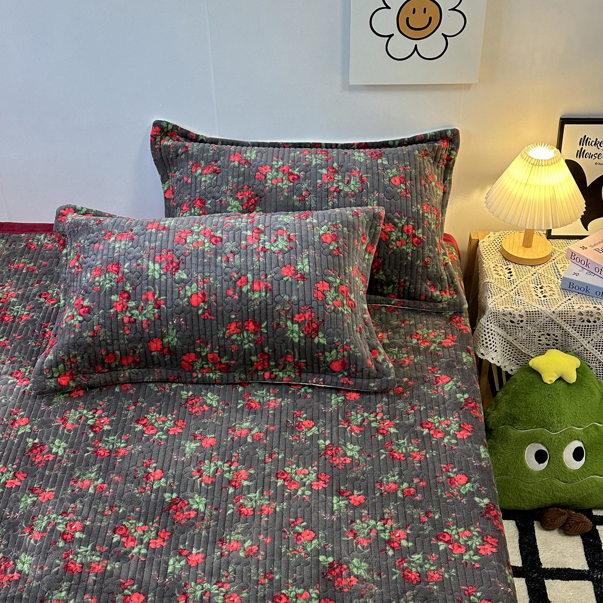 91家纺网 家纺一手货源 找家纺 慕晨 2025新款牛奶绒新款印花高克重豆豆绒夹棉床盖三件被套四件套热款 花妖