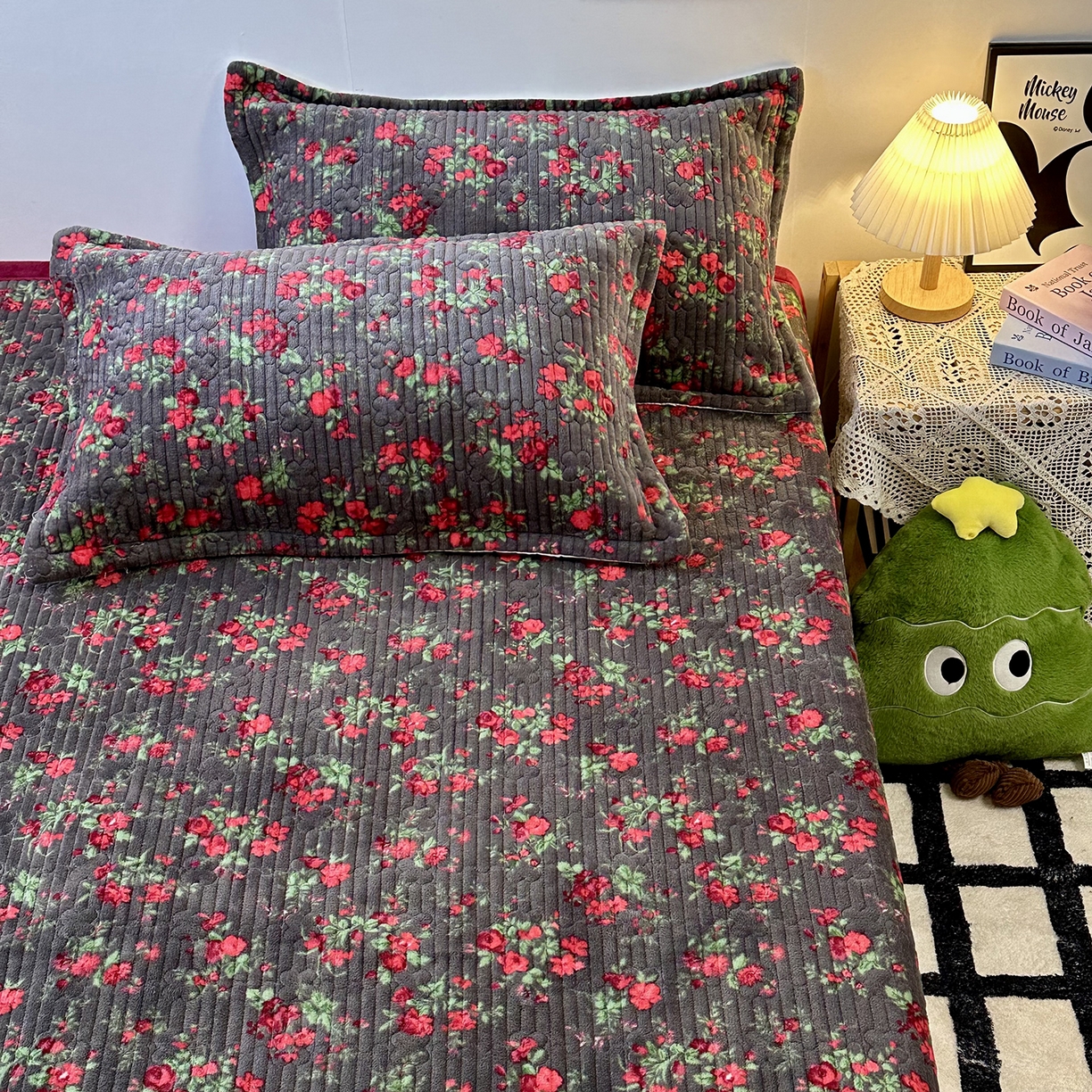 91家纺网 家纺一手货源 找家纺 慕晨 2025新款牛奶绒新款印花高克重豆豆绒夹棉床盖三件被套四件套热款 花妖