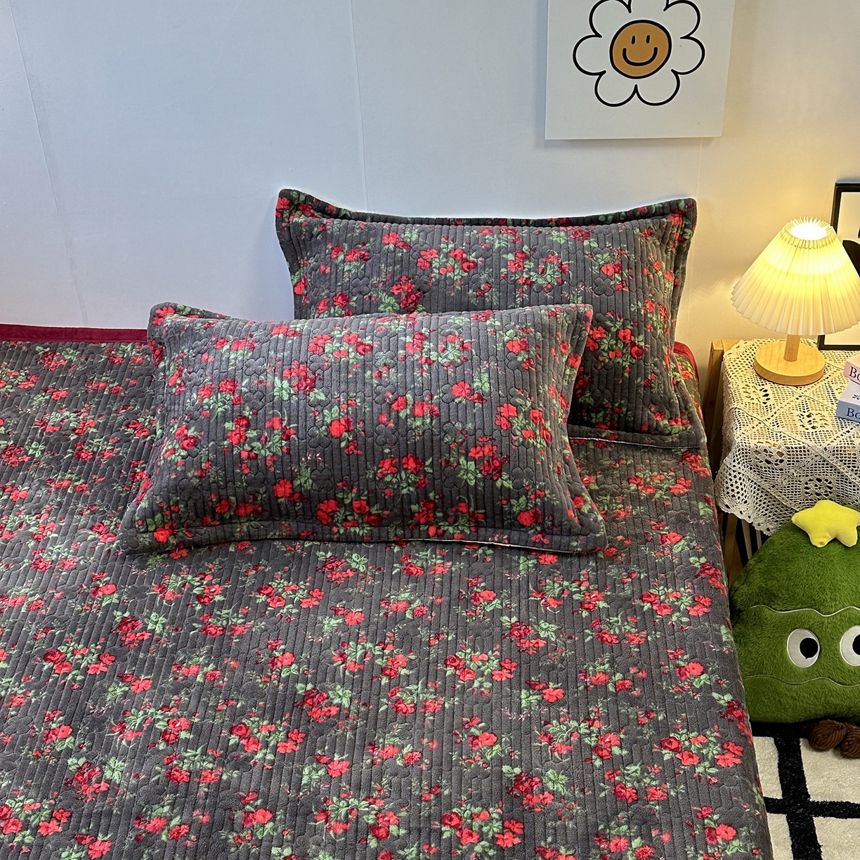 91家纺网 家纺一手货源 找家纺 慕晨 2025新款牛奶绒新款印花高克重豆豆绒夹棉床盖三件被套四件套热款 花妖