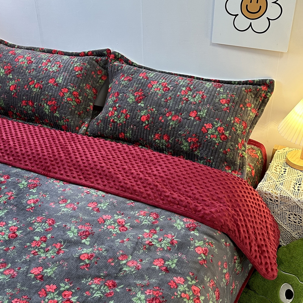 91家纺网 家纺一手货源 找家纺 慕晨 2025新款牛奶绒新款印花高克重豆豆绒夹棉床盖三件被套四件套热款 花妖