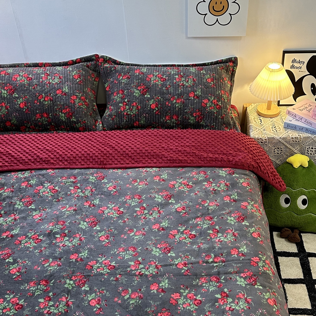 91家纺网 家纺一手货源 找家纺 慕晨 2025新款牛奶绒新款印花高克重豆豆绒夹棉床盖三件被套四件套热款 花妖