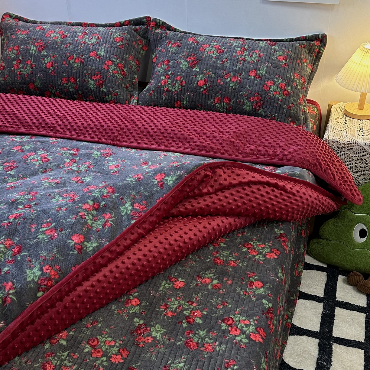 91家纺网 家纺一手货源 找家纺 慕晨 2025新款牛奶绒新款印花高克重豆豆绒夹棉床盖三件被套四件套热款 花妖