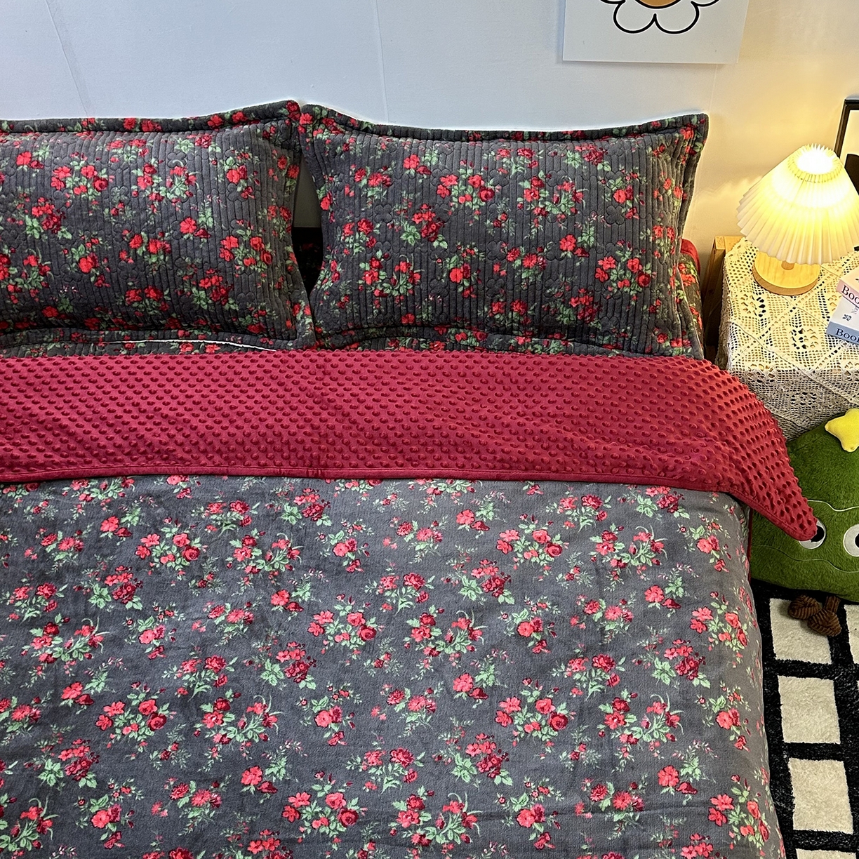 91家纺网 家纺一手货源 找家纺 慕晨 2025新款牛奶绒新款印花高克重豆豆绒夹棉床盖三件被套四件套热款 花妖