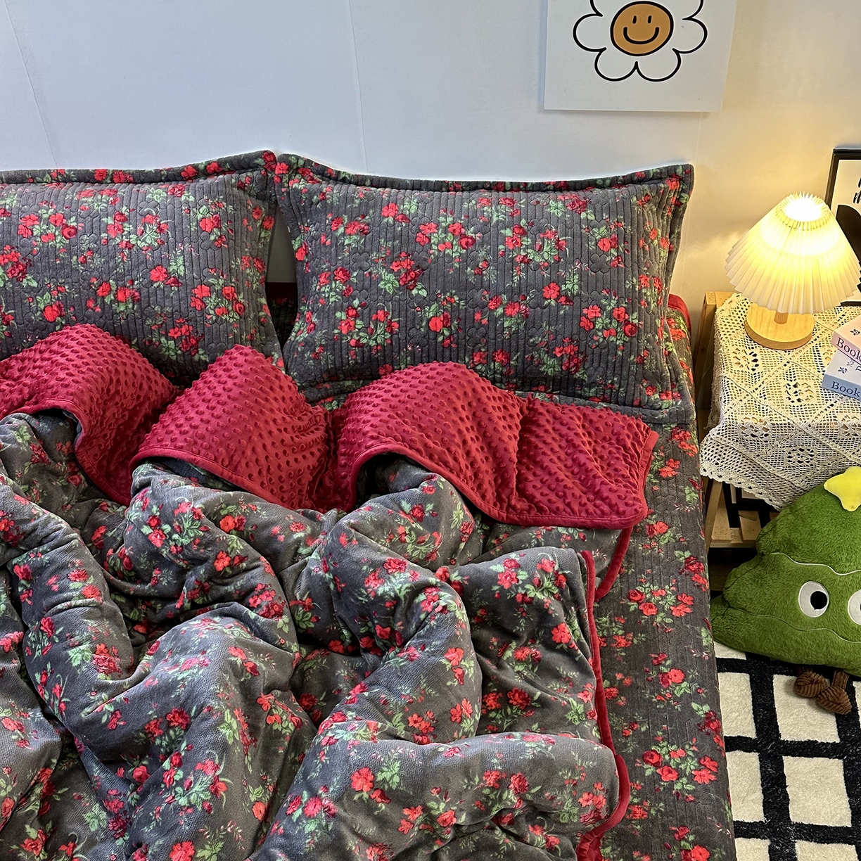 91家纺网 家纺一手货源 找家纺 慕晨 2025新款牛奶绒新款印花高克重豆豆绒夹棉床盖三件被套四件套热款 花妖