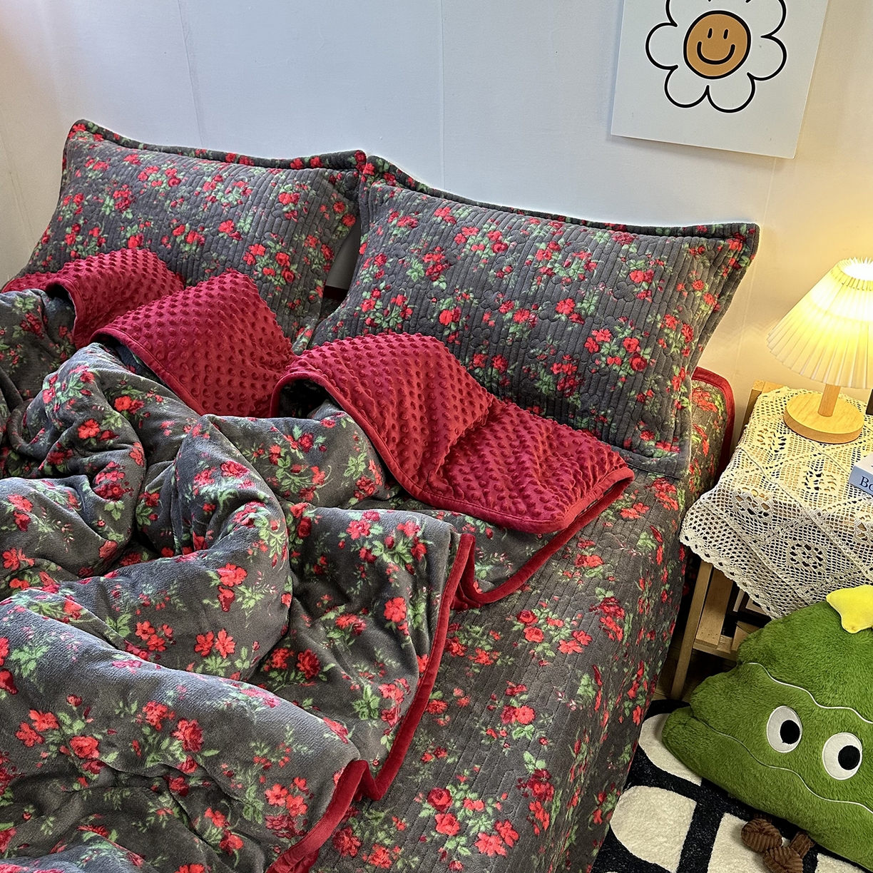 91家纺网 家纺一手货源 找家纺 慕晨 2025新款牛奶绒新款印花高克重豆豆绒夹棉床盖三件被套四件套热款 花妖